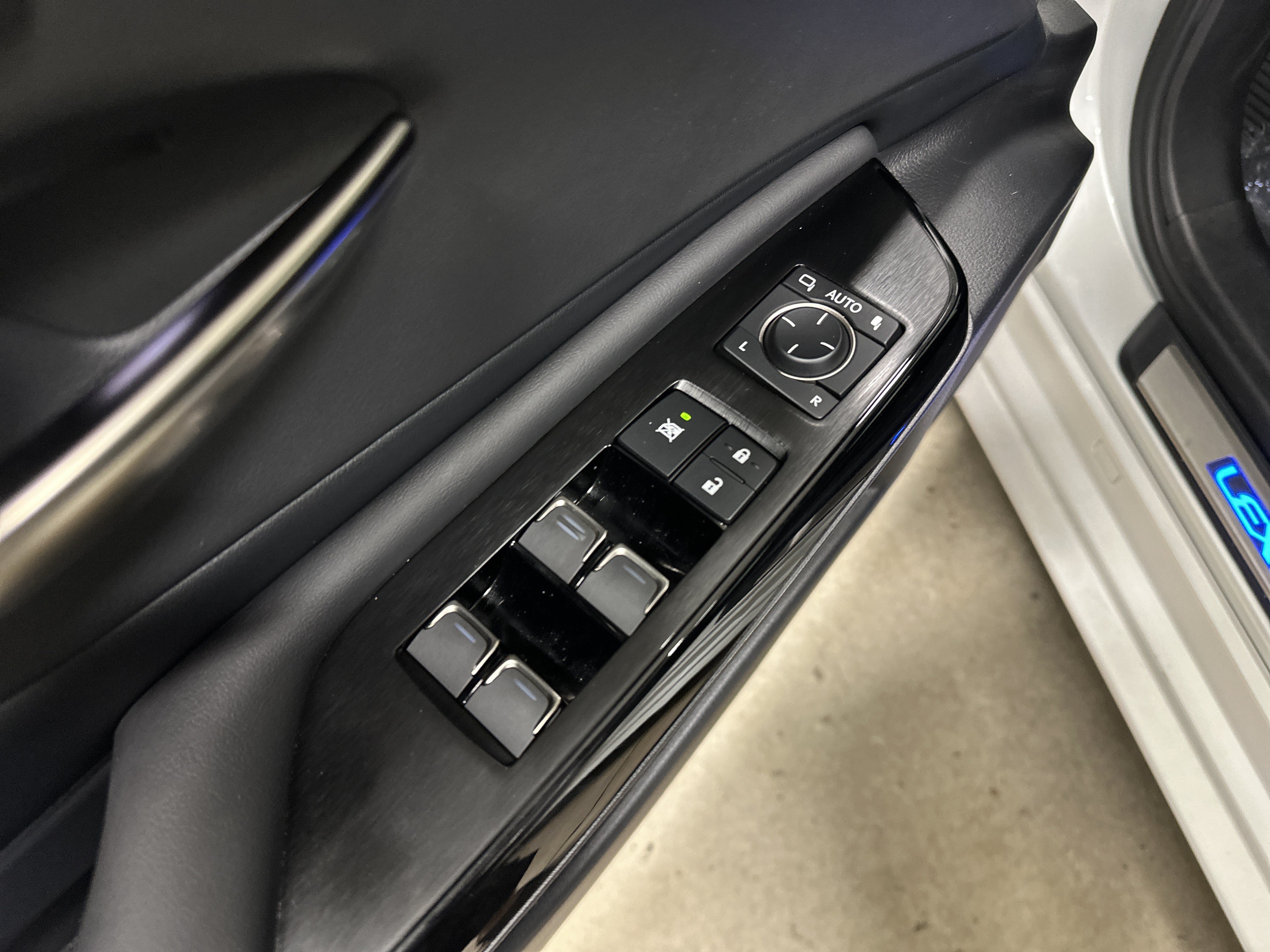 Certified 2025 Lexus ES 300h w/ Technology Package FWD image 15