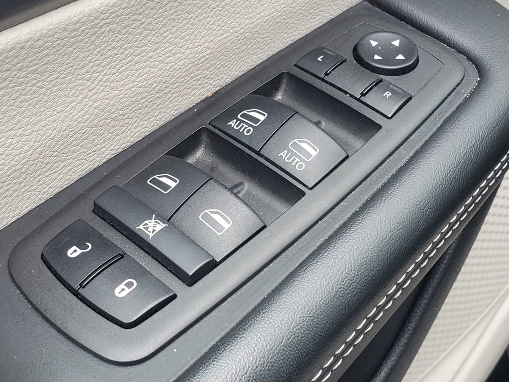 Used 2024 Chrysler Pacifica Touring-L FWD image 9