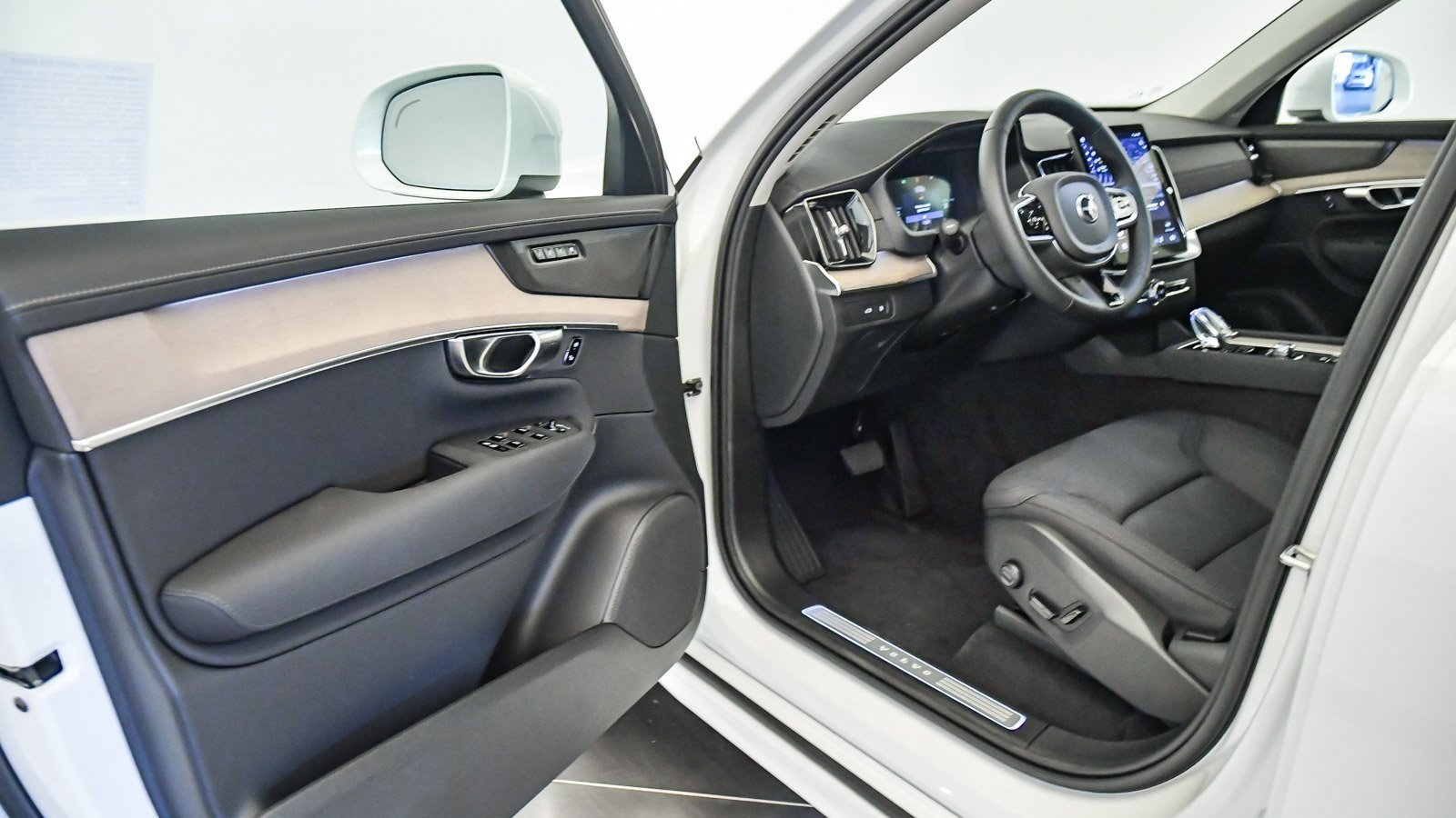 Certified 2025 Volvo XC90 T8 Plus w/ Protection Package Premier image 24