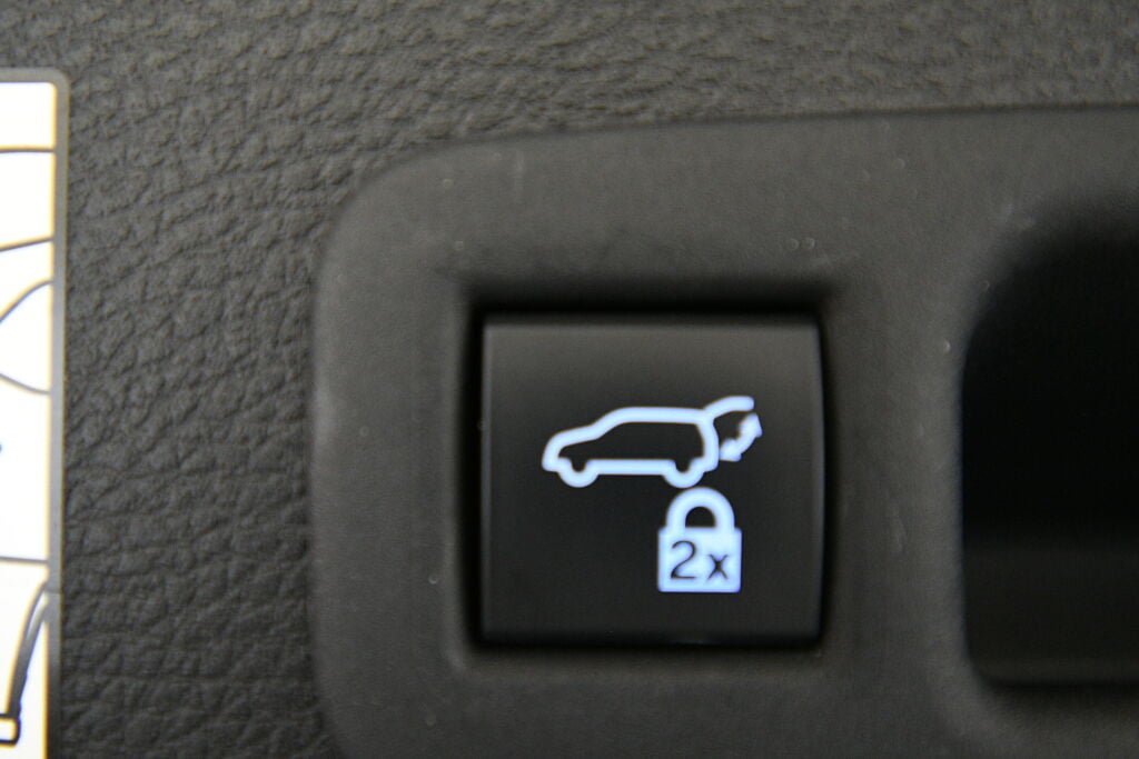 Certified 2024 Toyota Sienna XLE FWD image 25