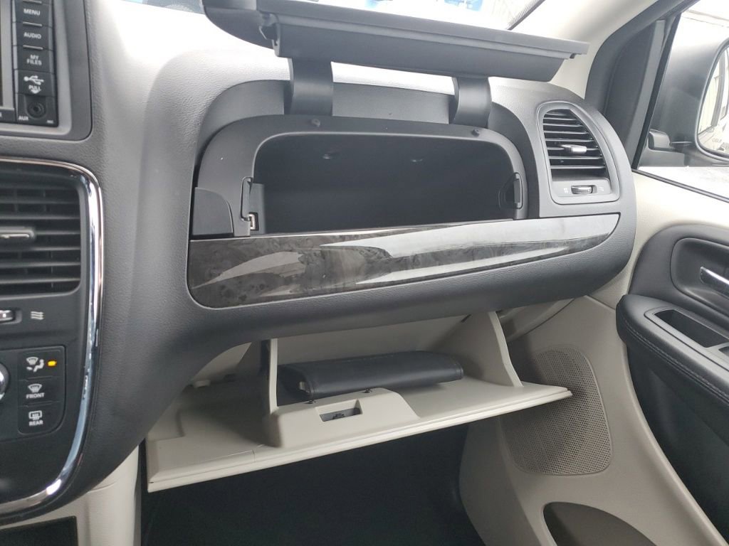 Used 2018 Dodge Grand Caravan SE w/ UConnect Hands-Free Group image 21