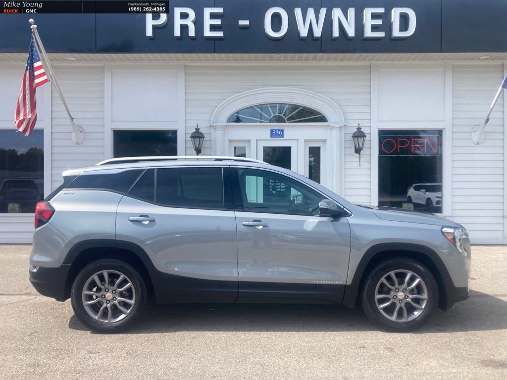 Used 2024 GMC Terrain SLT w/ Tech Package FWD image 4
