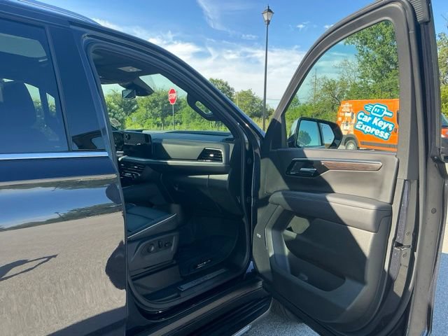 Used 2025 Chevrolet Suburban Premier w/ Sun And Tow Package AWD/4WD image 18