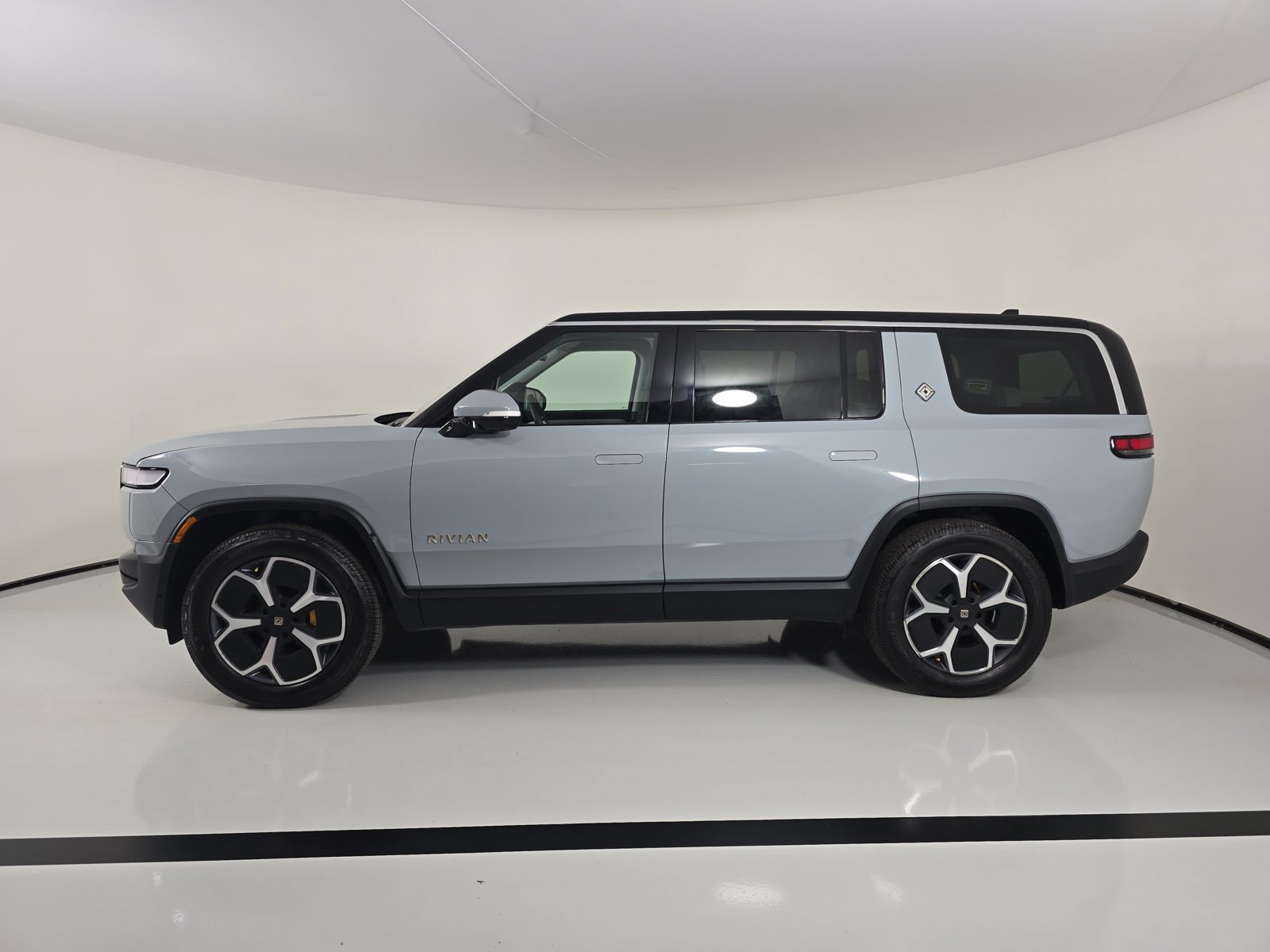 Used 2024 Rivian R1S Adventure Quad AWD/4WD image 2