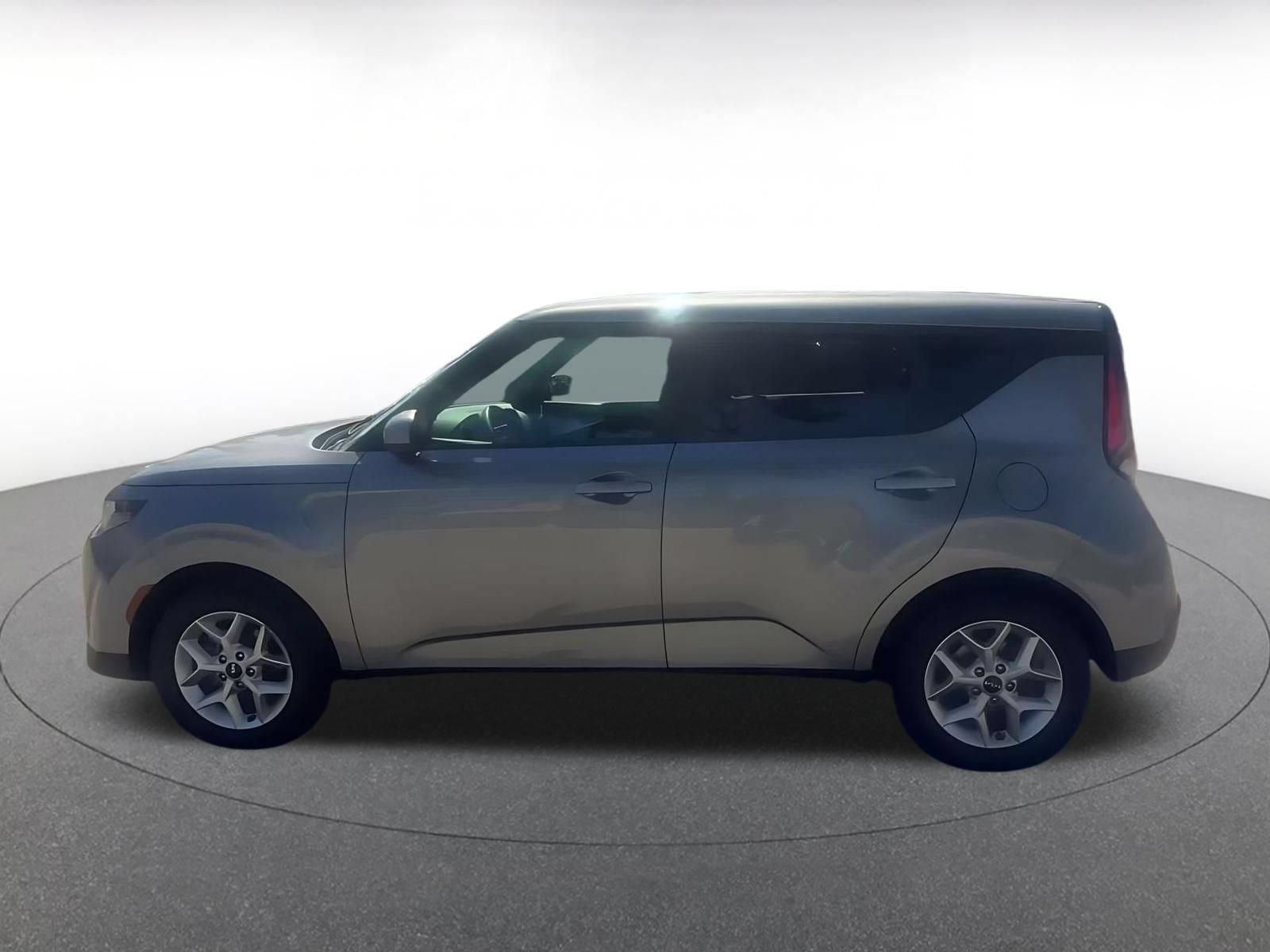 Used 2025 Kia Soul LX w/ LX Technology Package FWD image 8