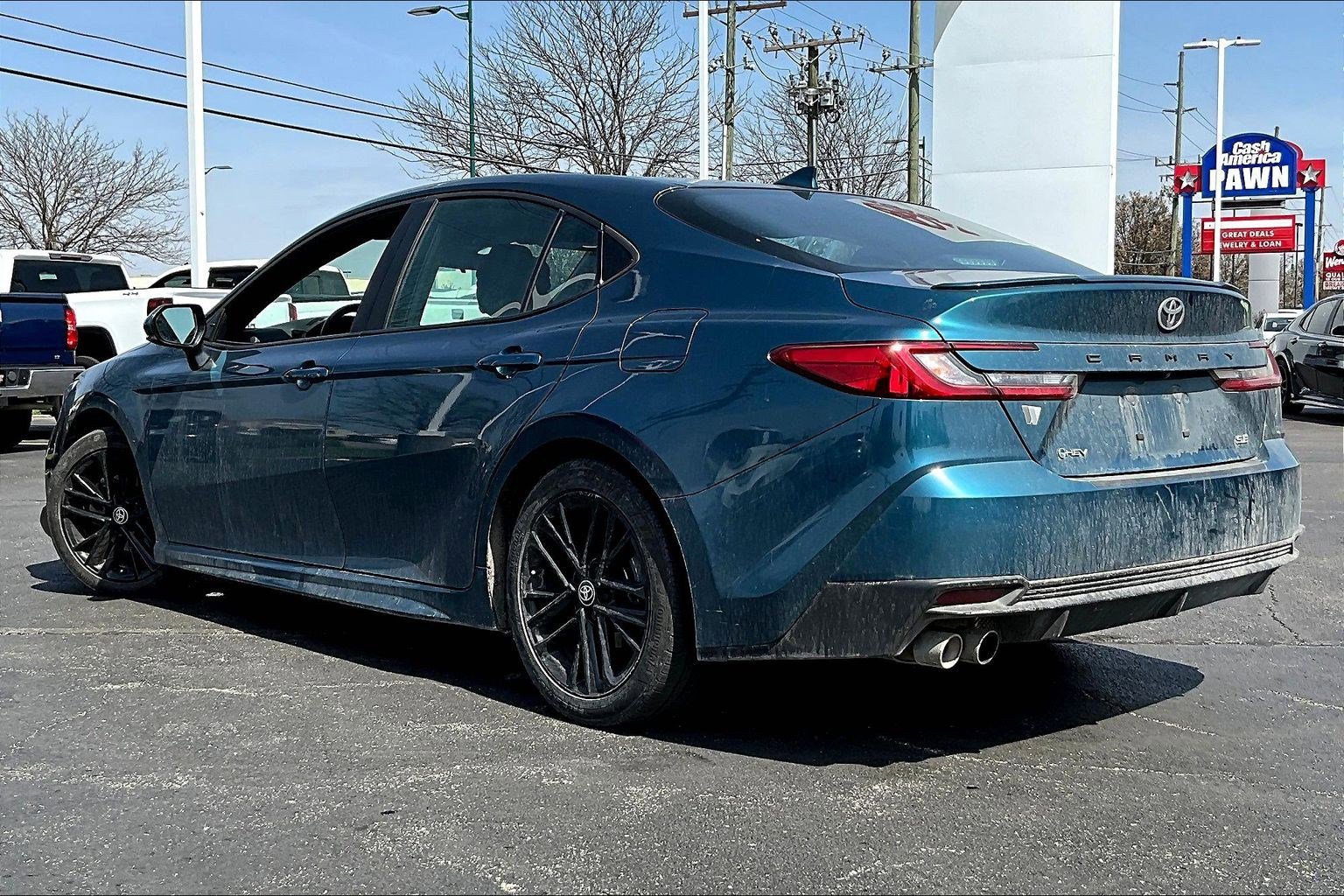 Used 2025 Toyota Camry SE image 3