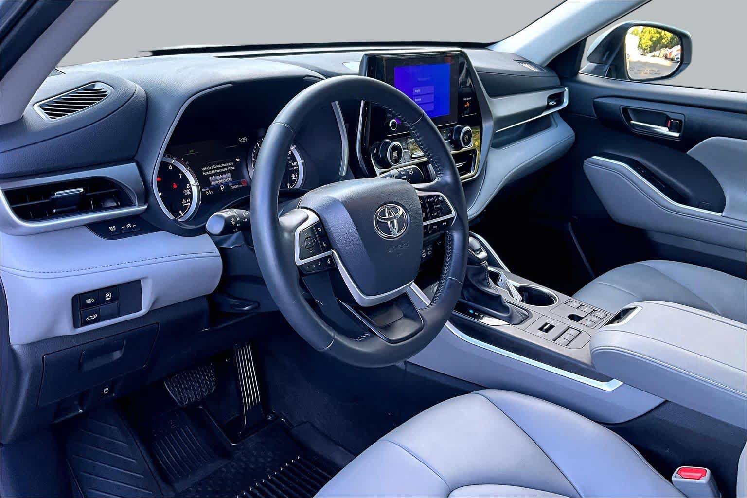 Used 2024 Toyota Highlander XLE AWD/4WD image 17