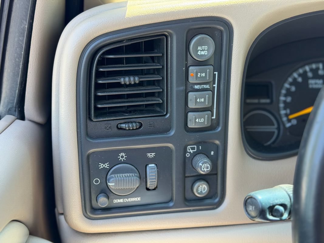 Used 2001 Chevrolet Tahoe LT w/ LT Preferred Equipment Group AWD/4WD image 17