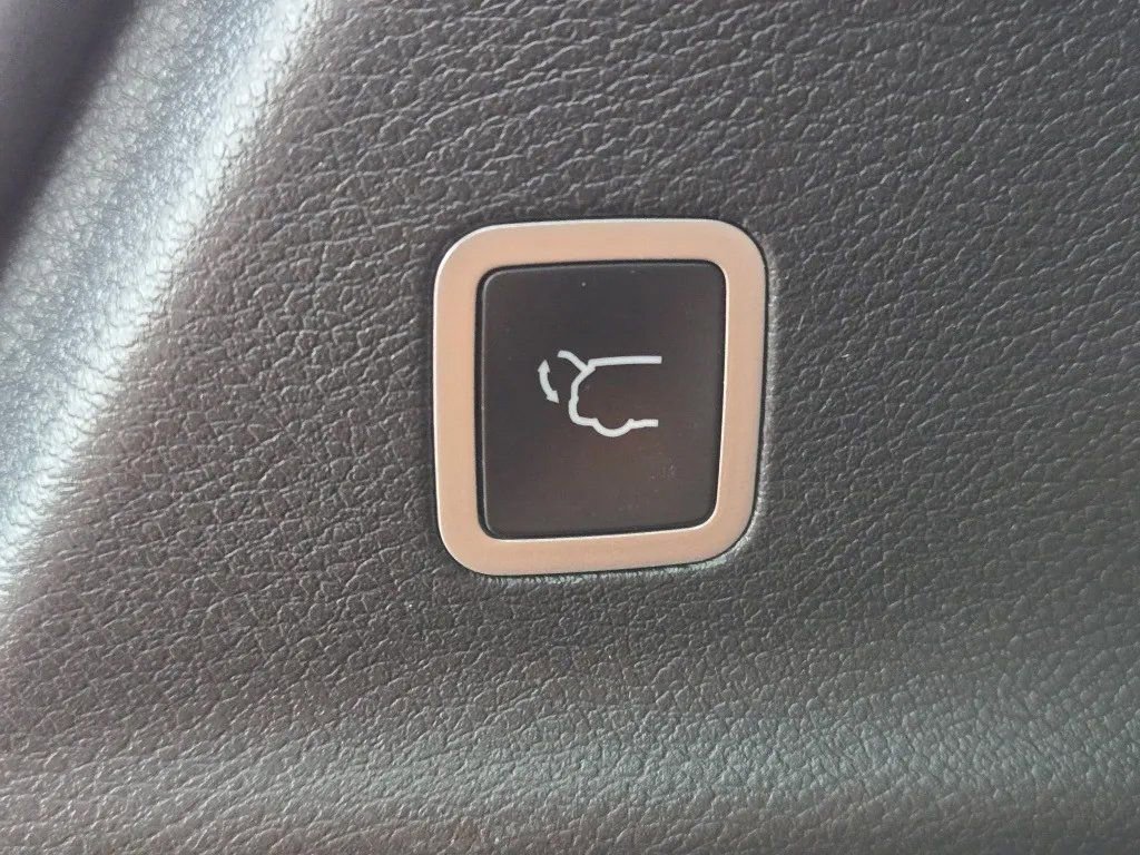 Used 2025 Chrysler Pacifica Limited FWD image 32