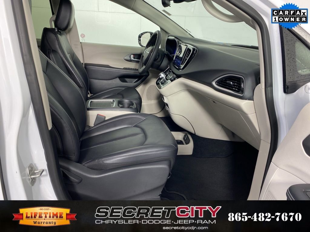Used 2024 Chrysler Pacifica Touring-L image 33