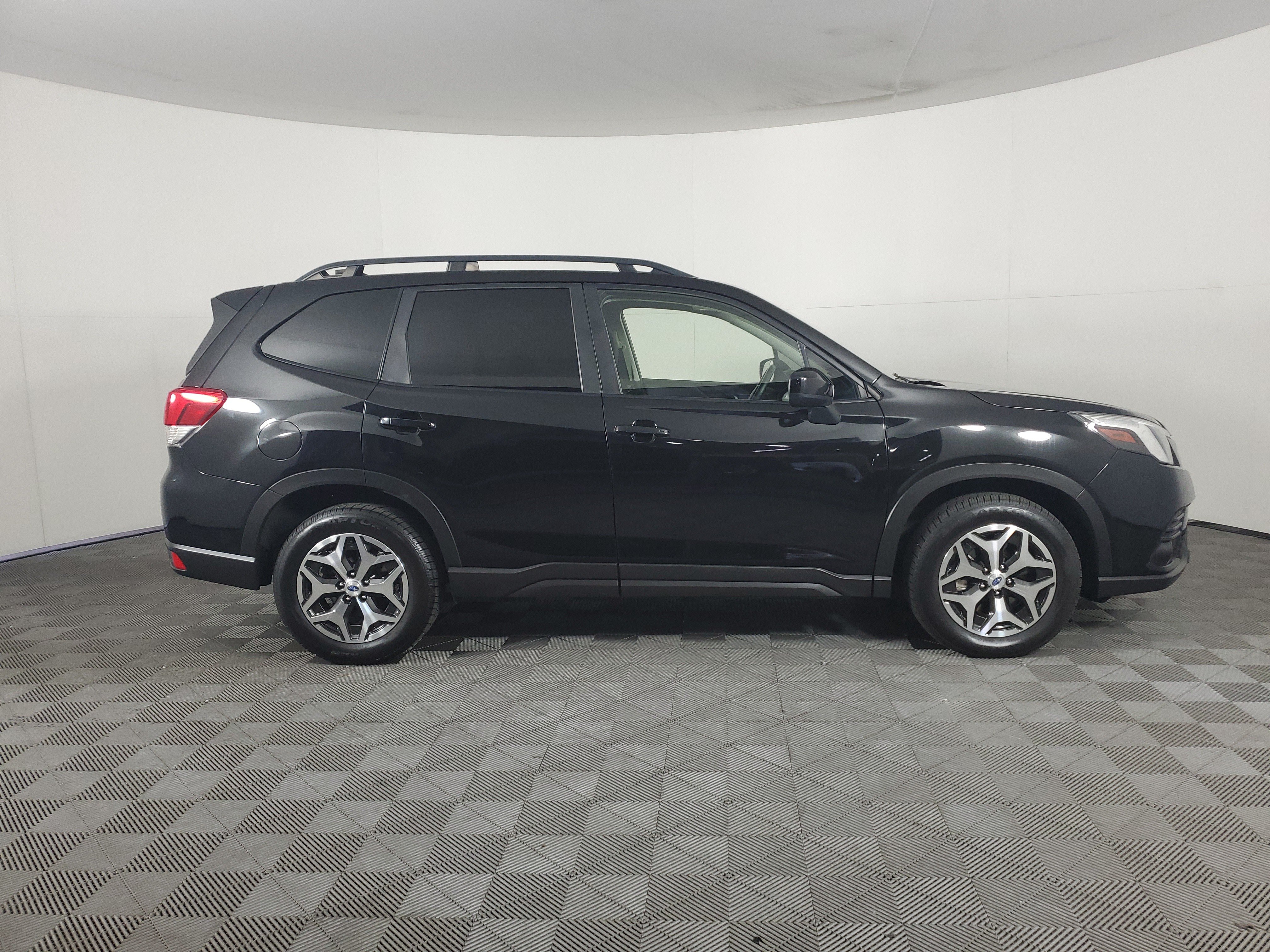 Used 2022 Subaru Forester Premium w/ Popular Package #1 AWD/4WD image 3