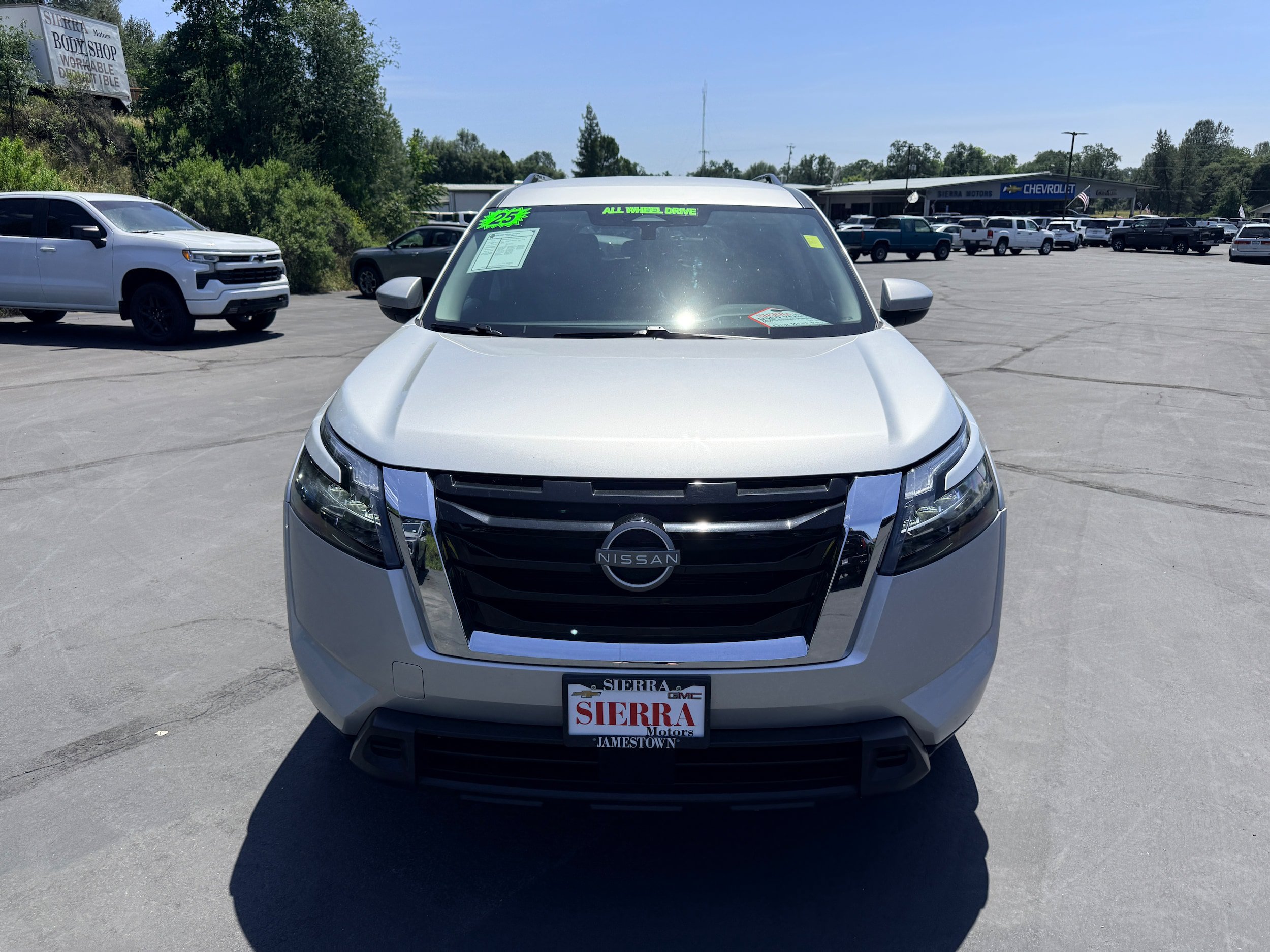 Used 2025 Nissan Pathfinder SV AWD/4WD image 3