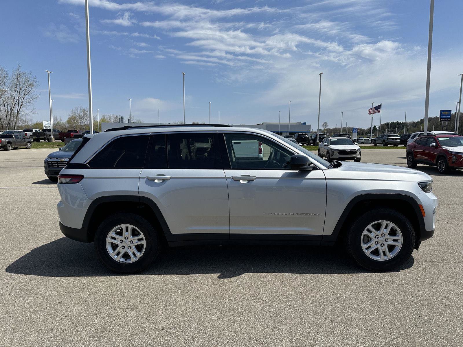 Used 2023 Jeep Grand Cherokee Laredo AWD/4WD image 10