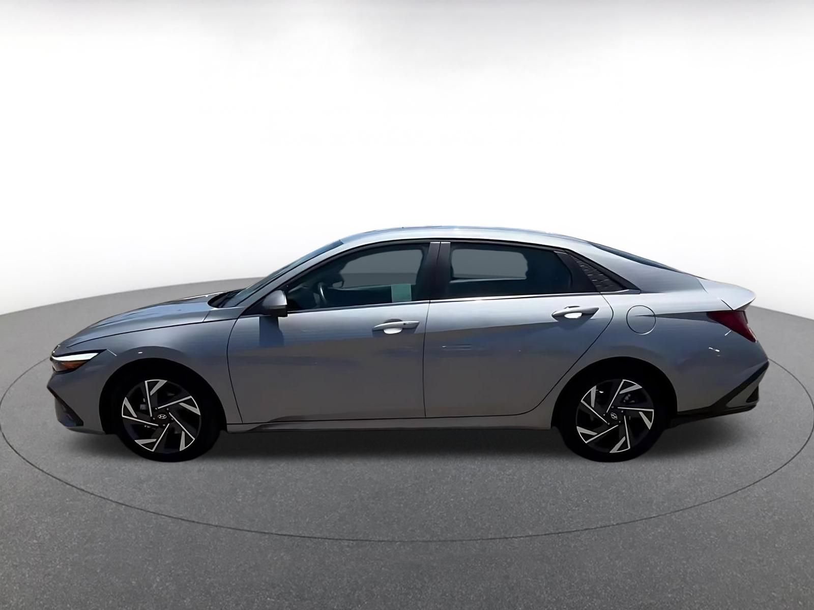 Used 2025 Hyundai Elantra SEL FWD image 9