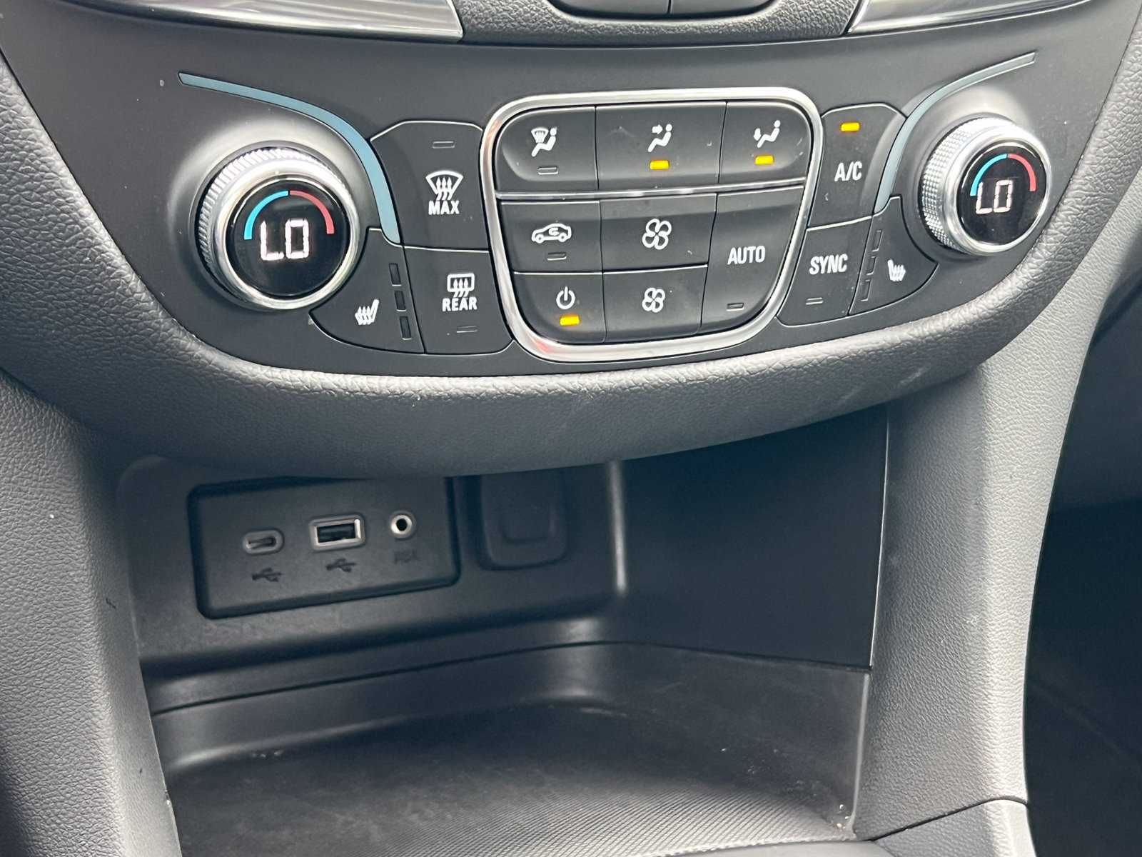 Used 2024 Chevrolet Equinox LT FWD image 23
