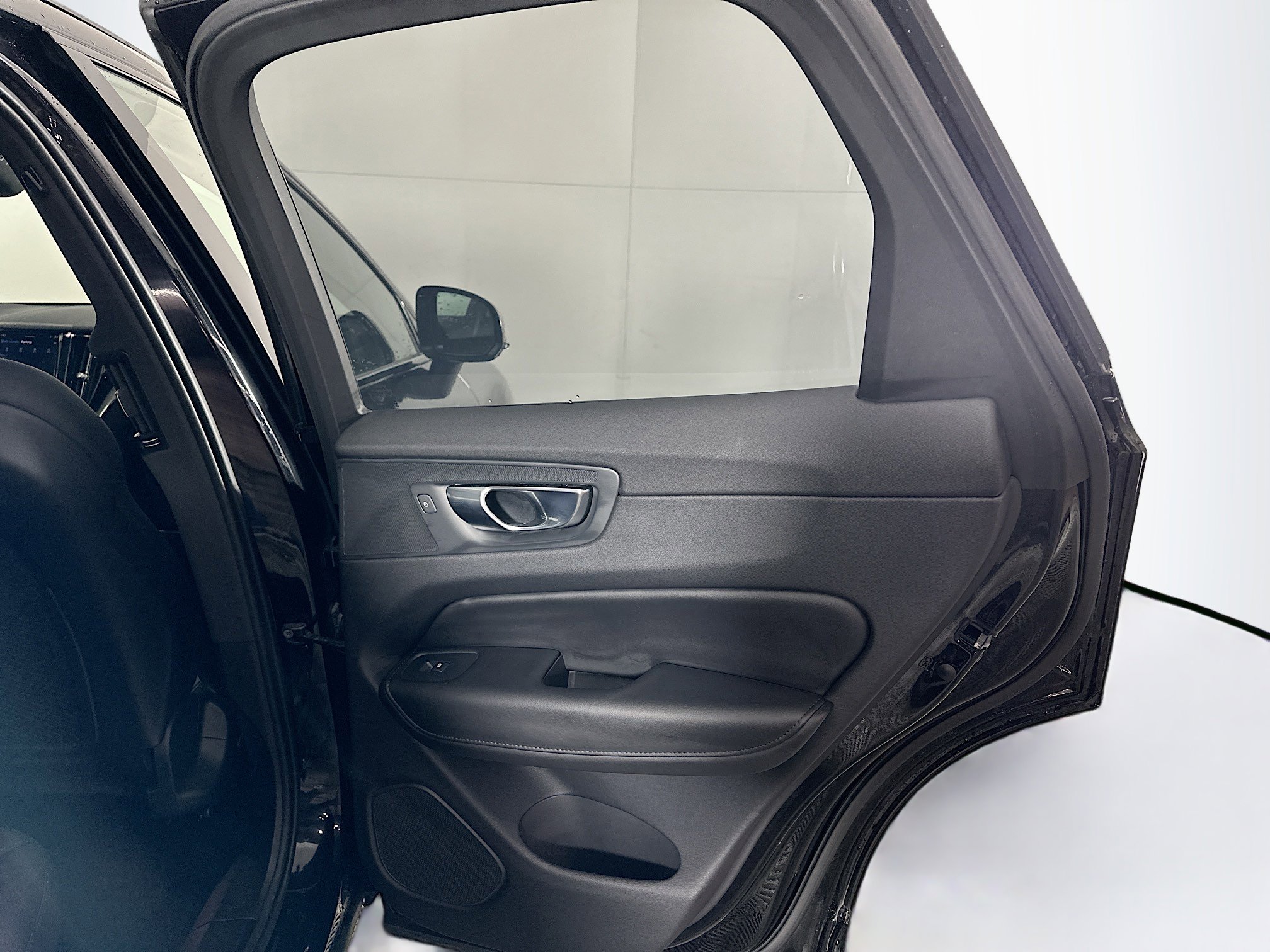 Used 2025 Volvo XC60 B5 Plus image 29