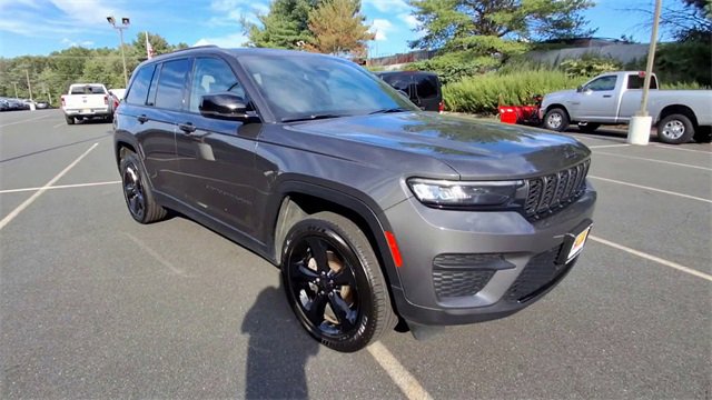 Used 2024 Jeep Grand Cherokee Altitude image 2