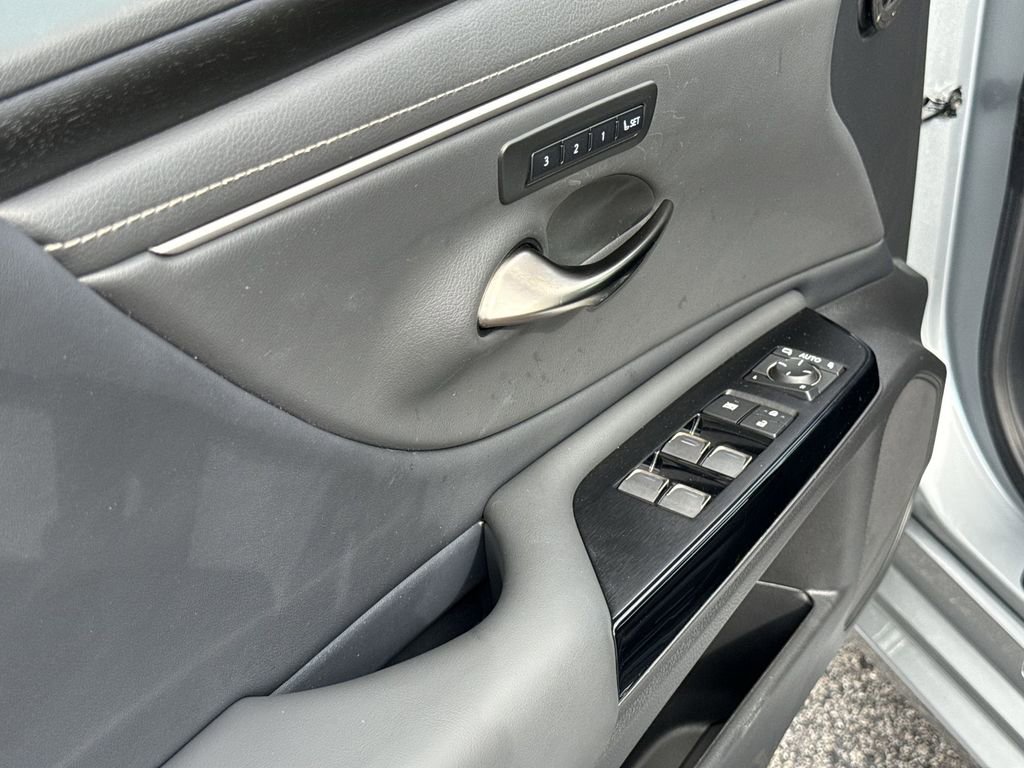 Used 2025 Lexus ES 350 w/ Premium Package image 29
