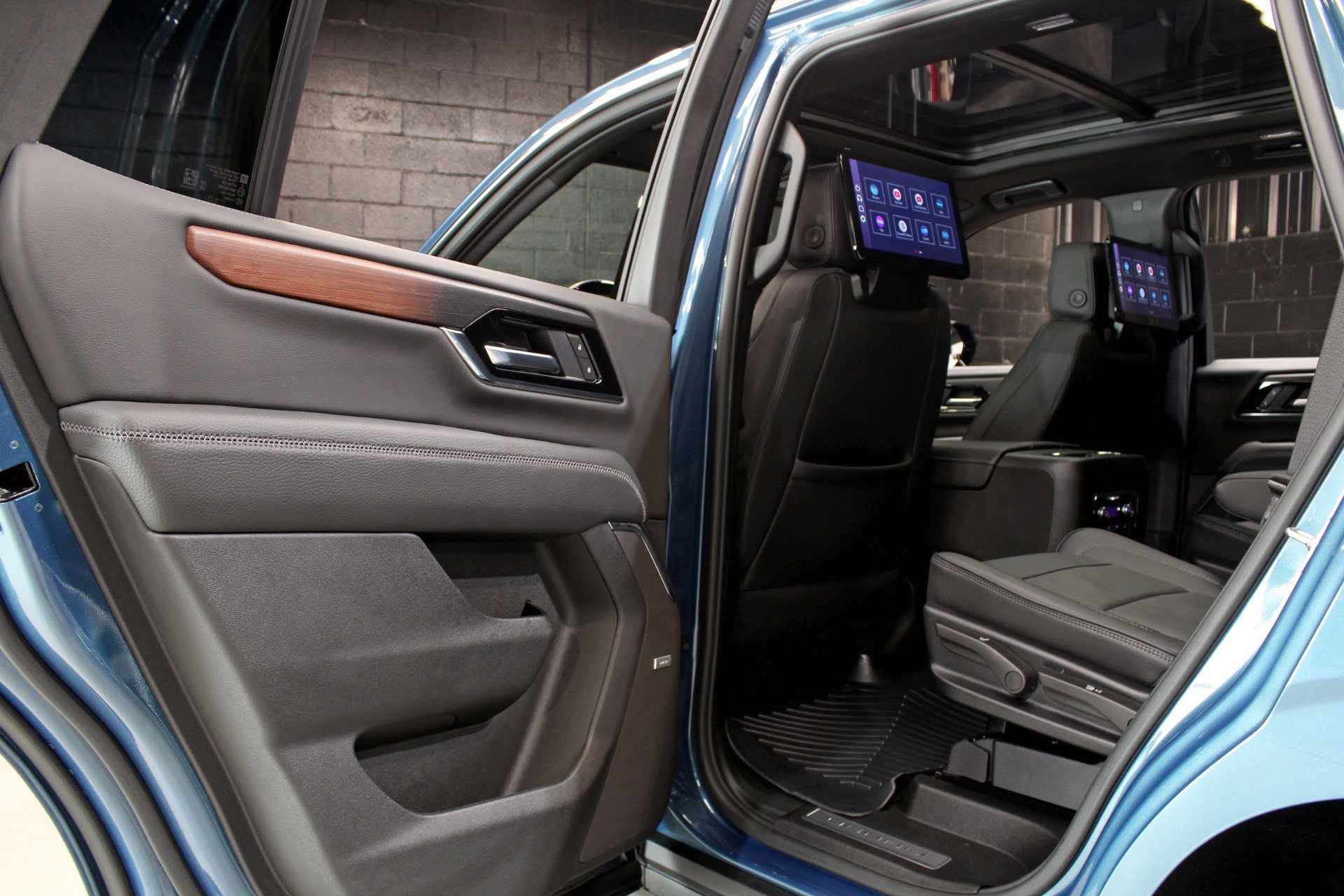 Used 2025 GMC Yukon Denali w/ Denali Reserve Package AWD/4WD image 44