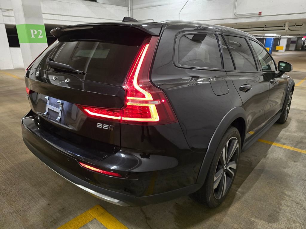 Used 2025 Volvo V60 B5 Cross Country Plus image 6