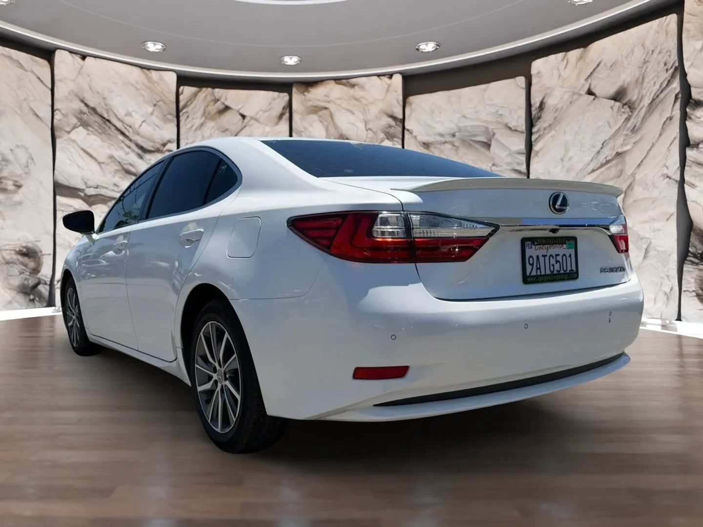 Used 2016 Lexus ES 300h w/ Luxury Package w/Wood Trim FWD image 8
