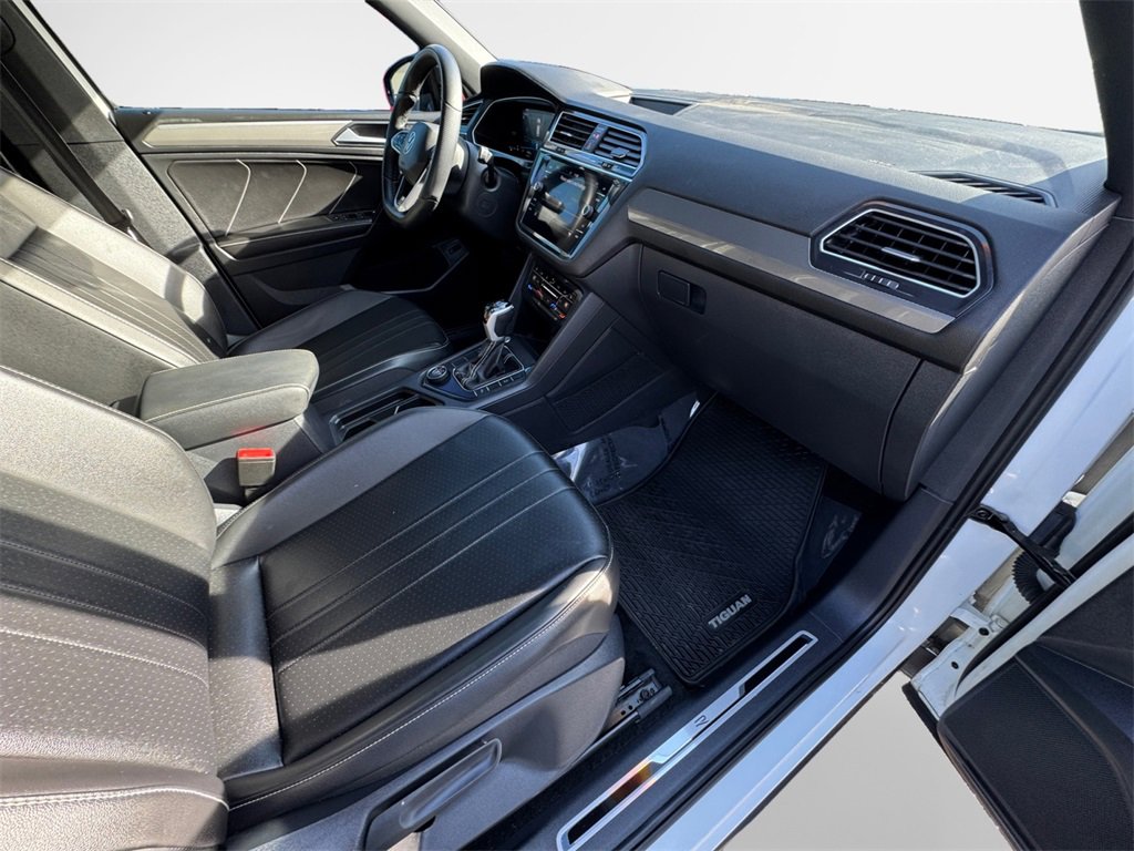 Used 2024 Volkswagen Tiguan SE R-Line image 31