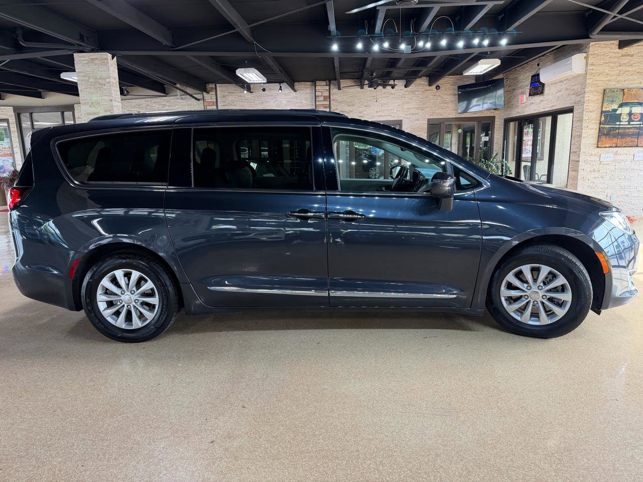 Used 2019 Chrysler Pacifica Touring-L image 8