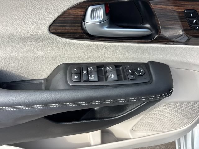 Used 2024 Chrysler Pacifica Limited FWD image 17