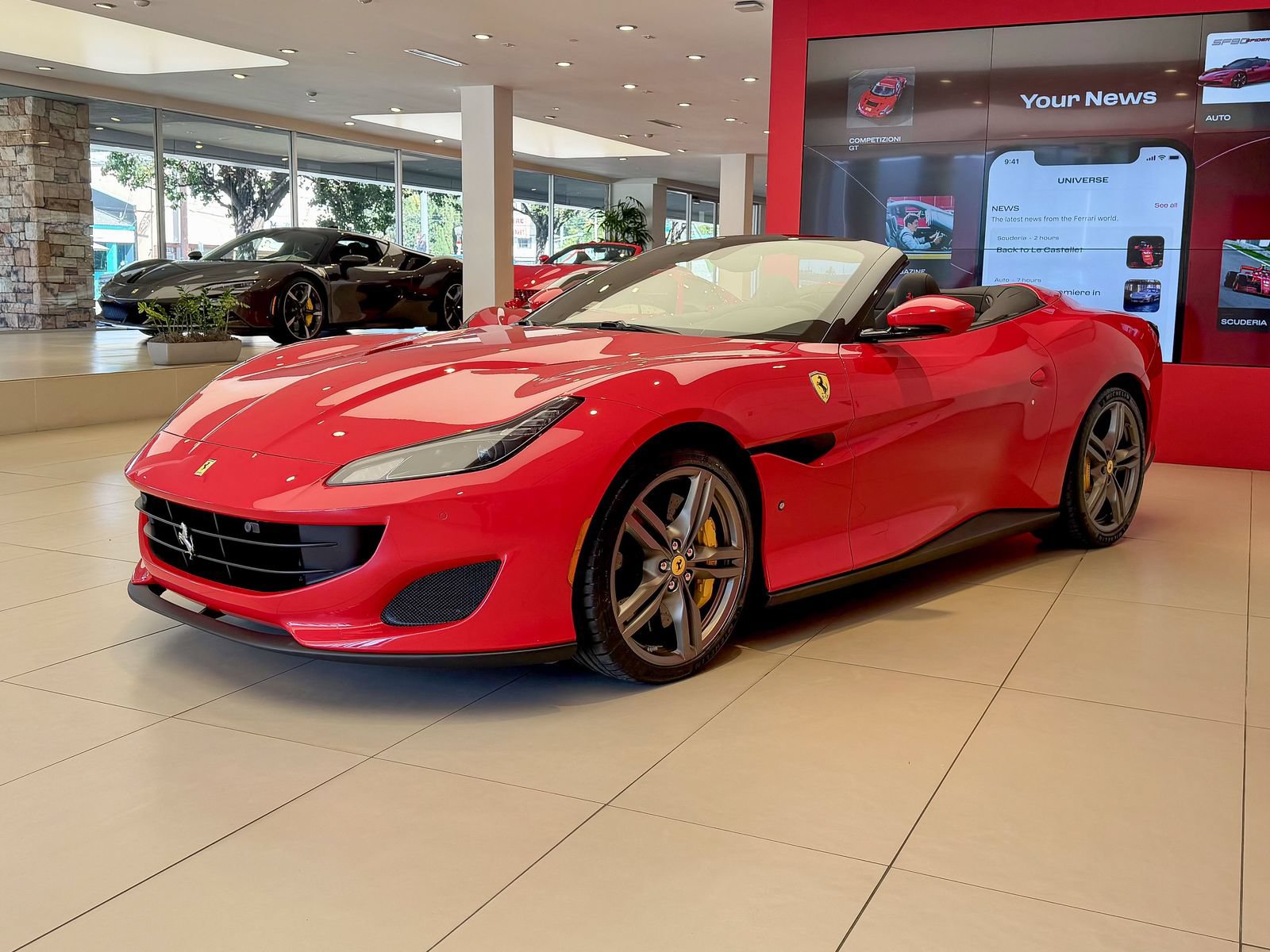 Used 2019 Ferrari Portofino RWD image 3