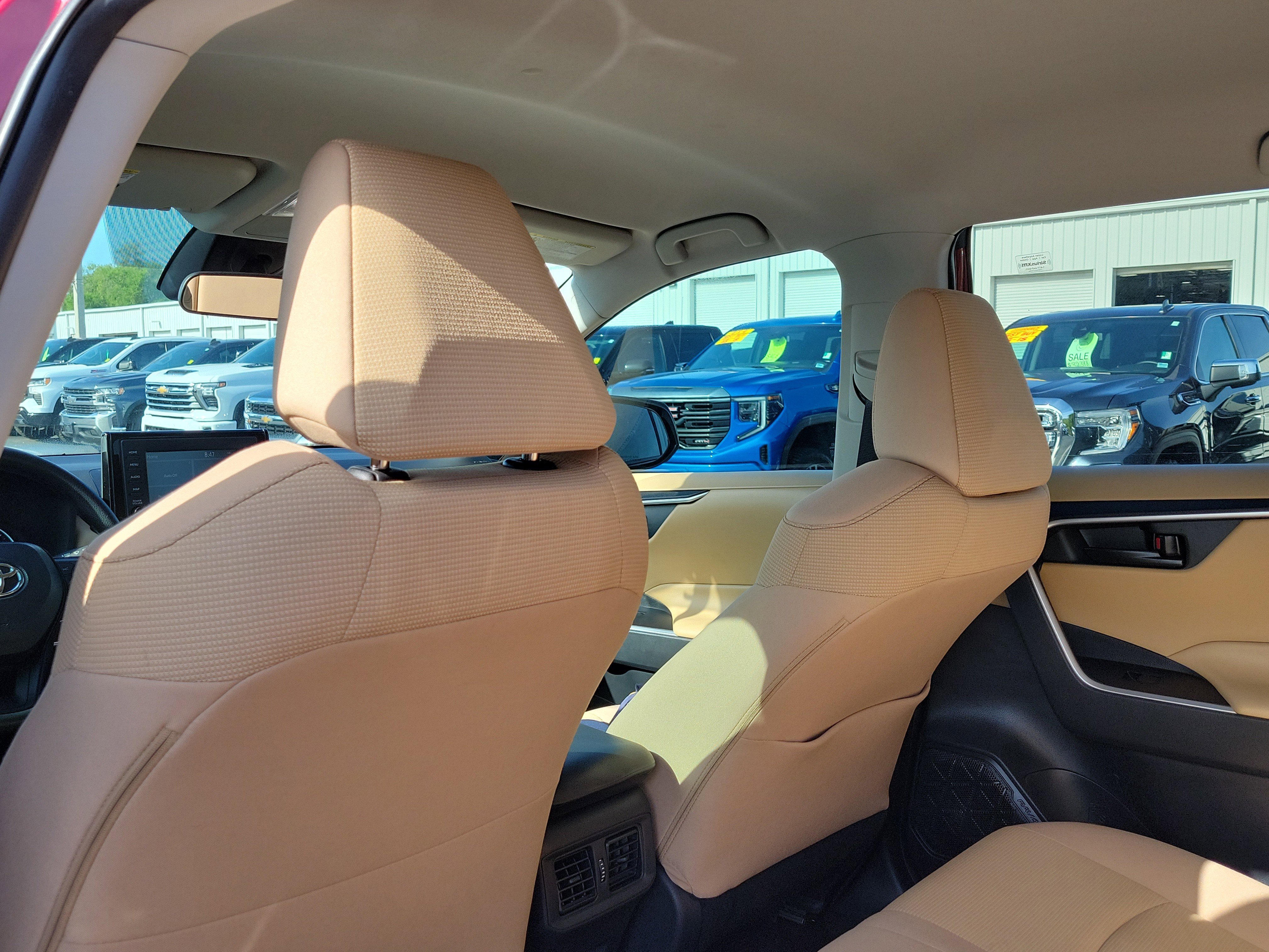 Used 2022 Toyota RAV4 LE FWD image 11