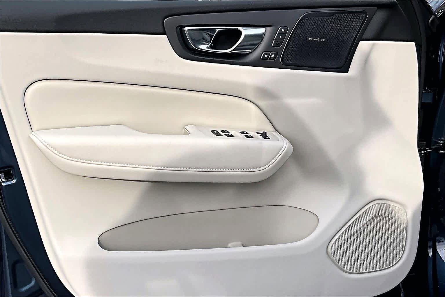 New 2026 Volvo XC60 B5 Ultra w/ Protection Package Premier AWD/4WD image 11