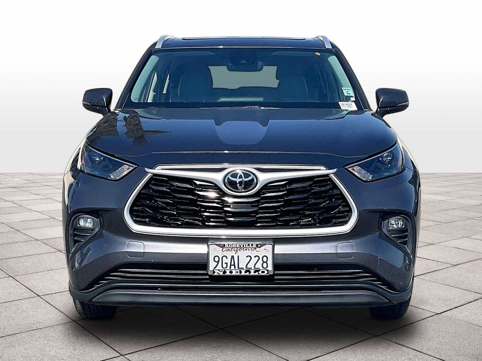 Used 2023 Toyota Highlander XLE FWD image 3