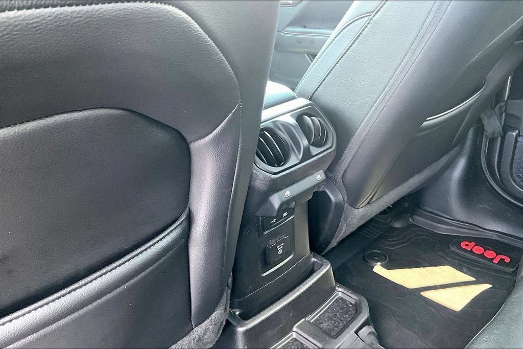 Used 2018 Jeep Wrangler Unlimited Sahara AWD/4WD image 12