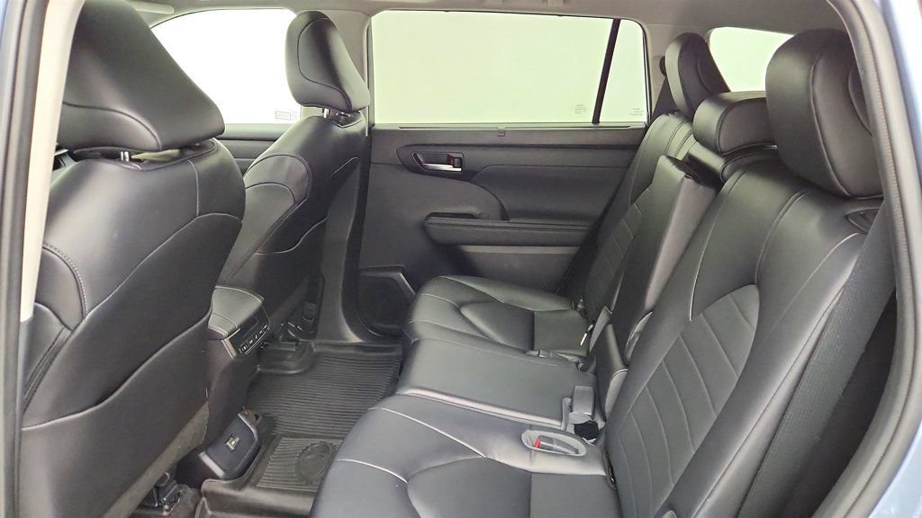 Used 2023 Toyota Highlander XLE AWD/4WD image 21
