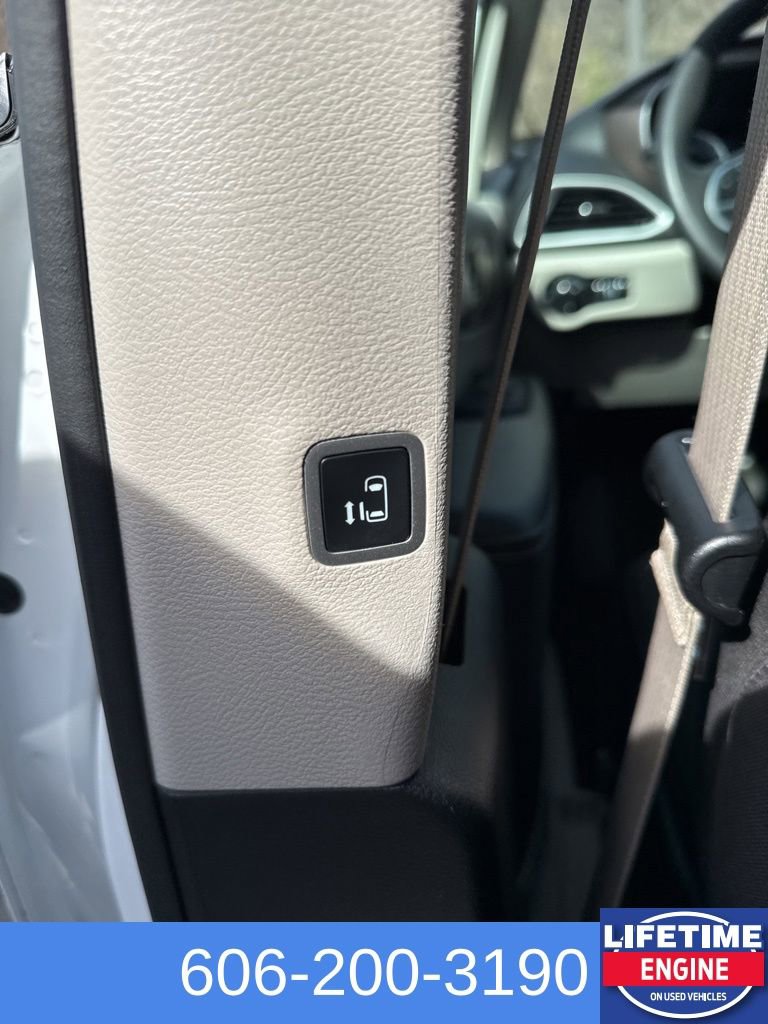 Used 2023 Chrysler Voyager LX FWD image 17