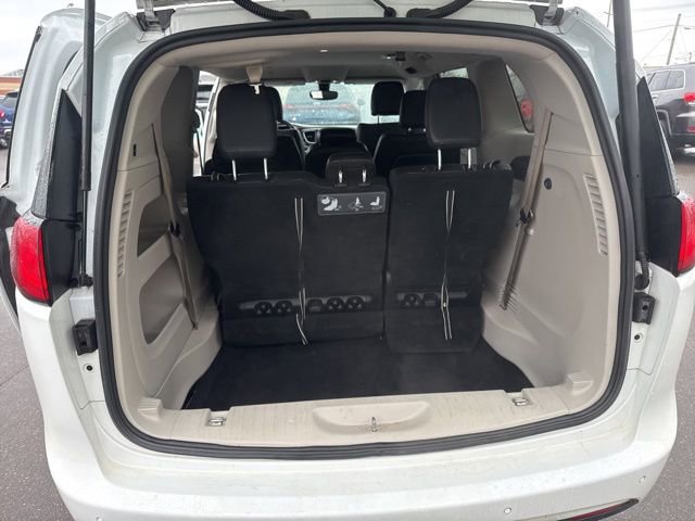 Used 2019 Chrysler Pacifica Touring-L image 11
