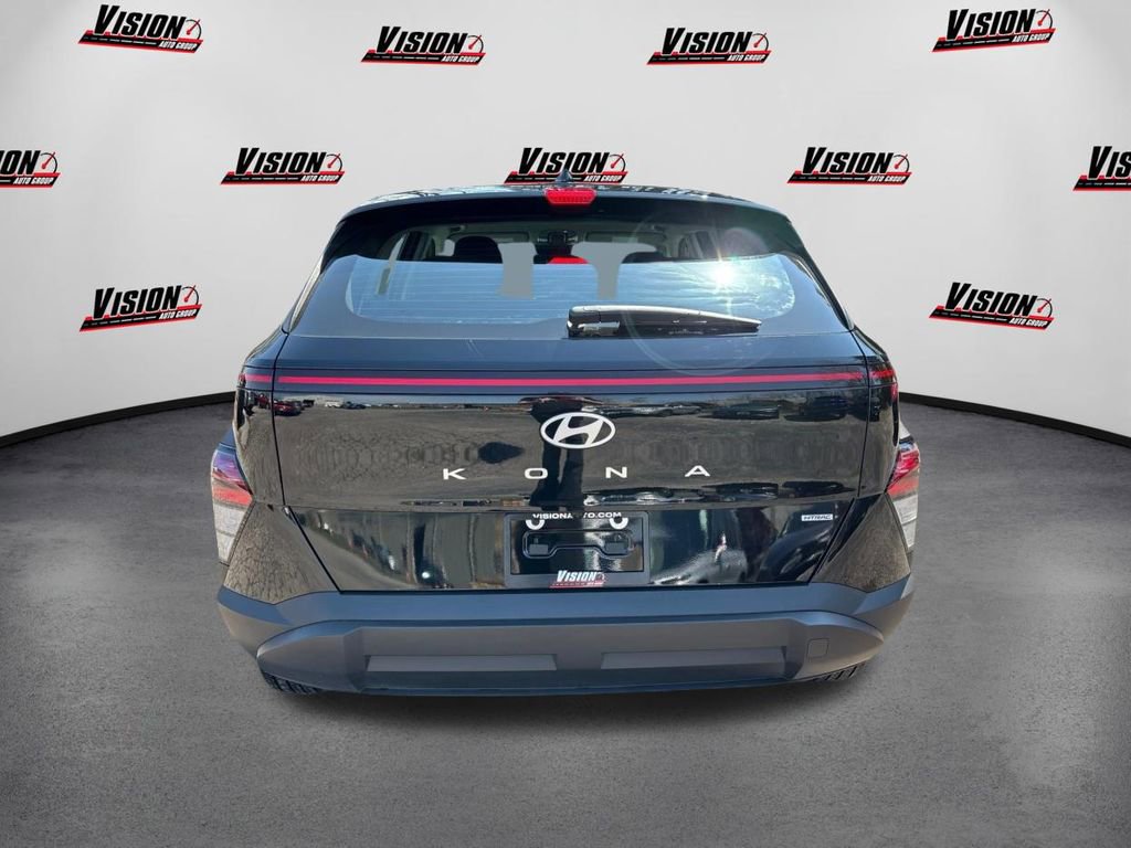 Certified 2025 Hyundai Kona SE image 6