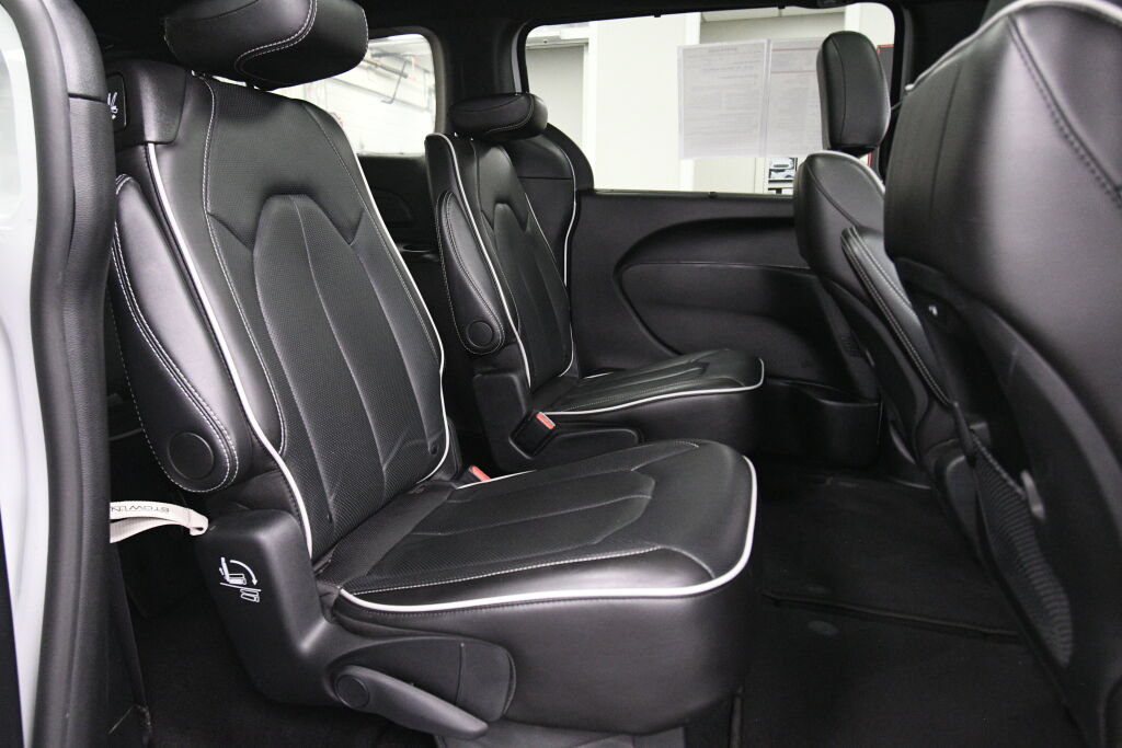 Used 2025 Chrysler Pacifica Limited FWD image 27
