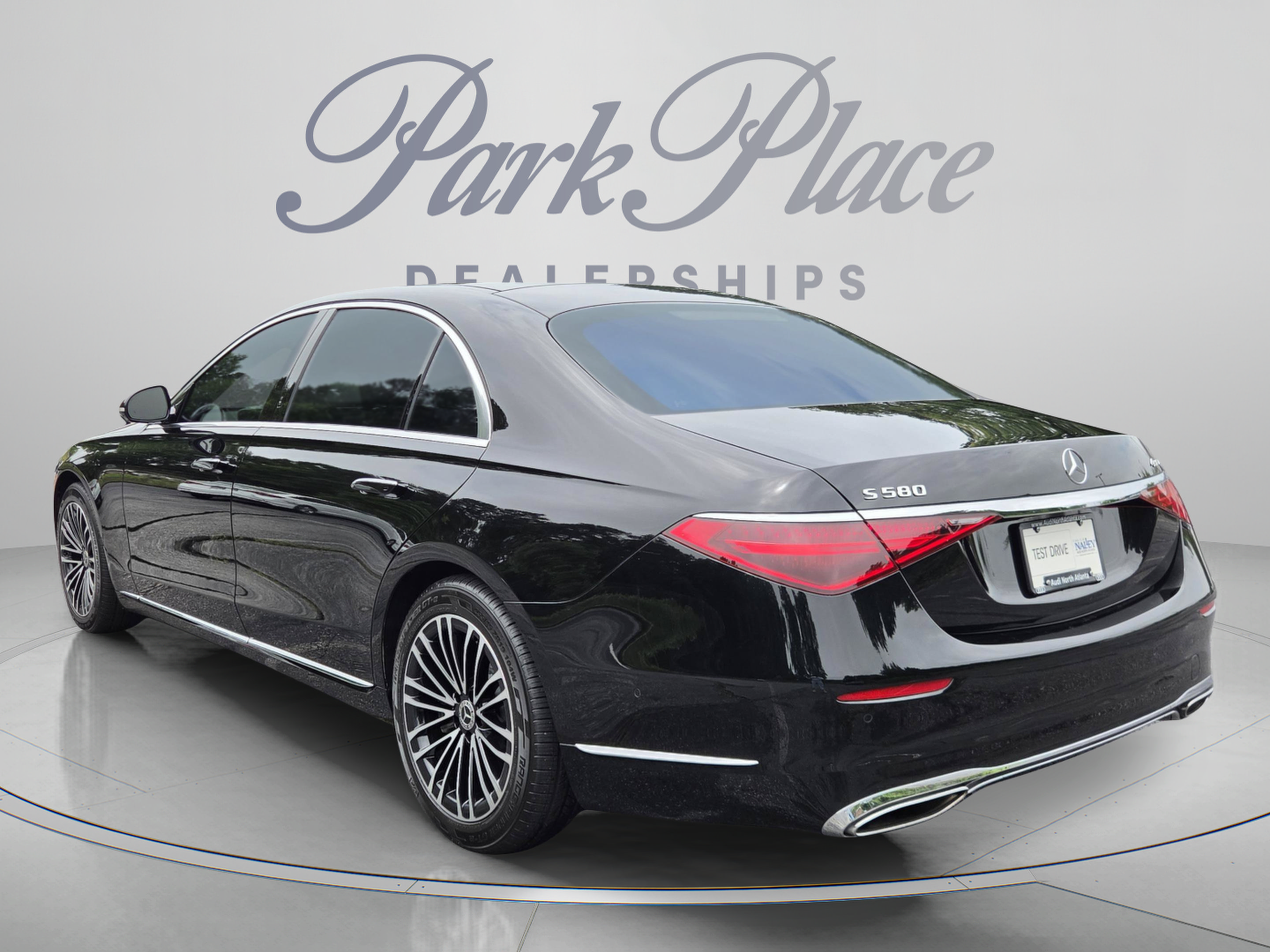 Used 2024 Mercedes-Benz S 580 4MATIC Sedan image 3