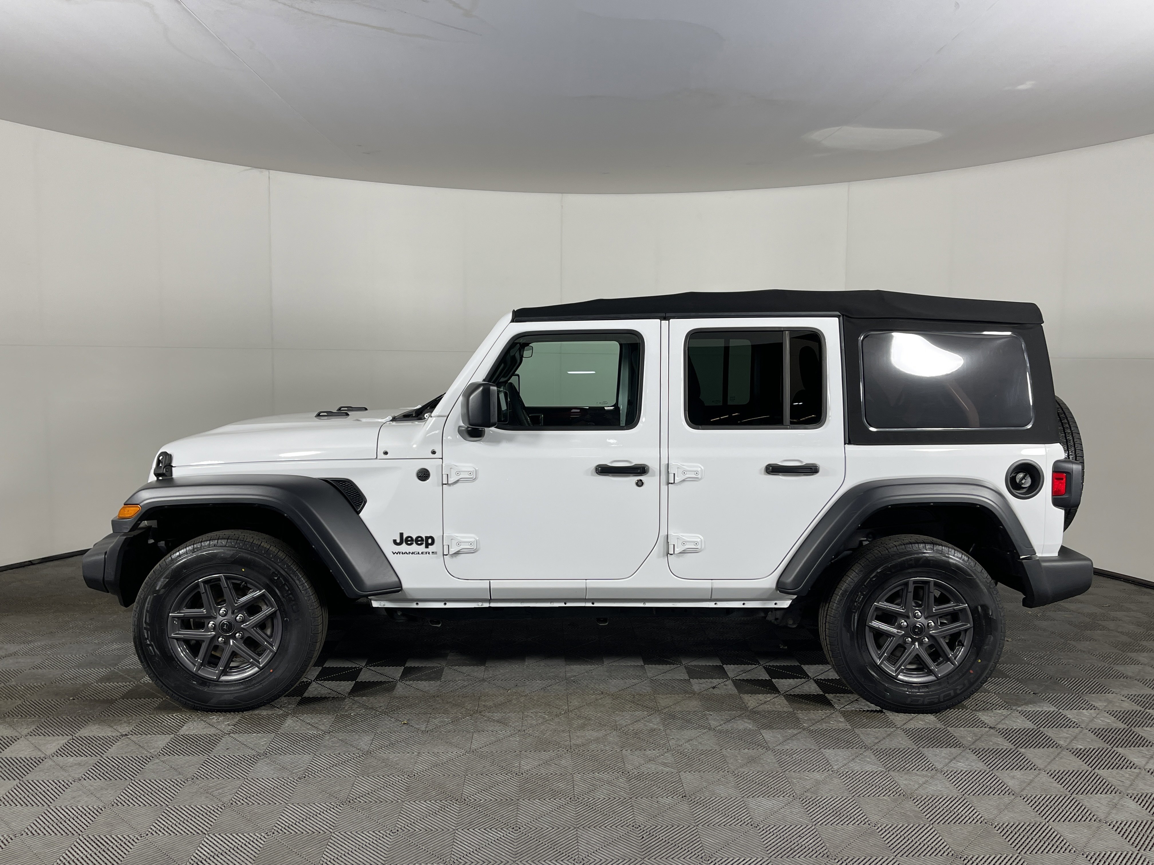 Used 2024 Jeep Wrangler Sport S image 3