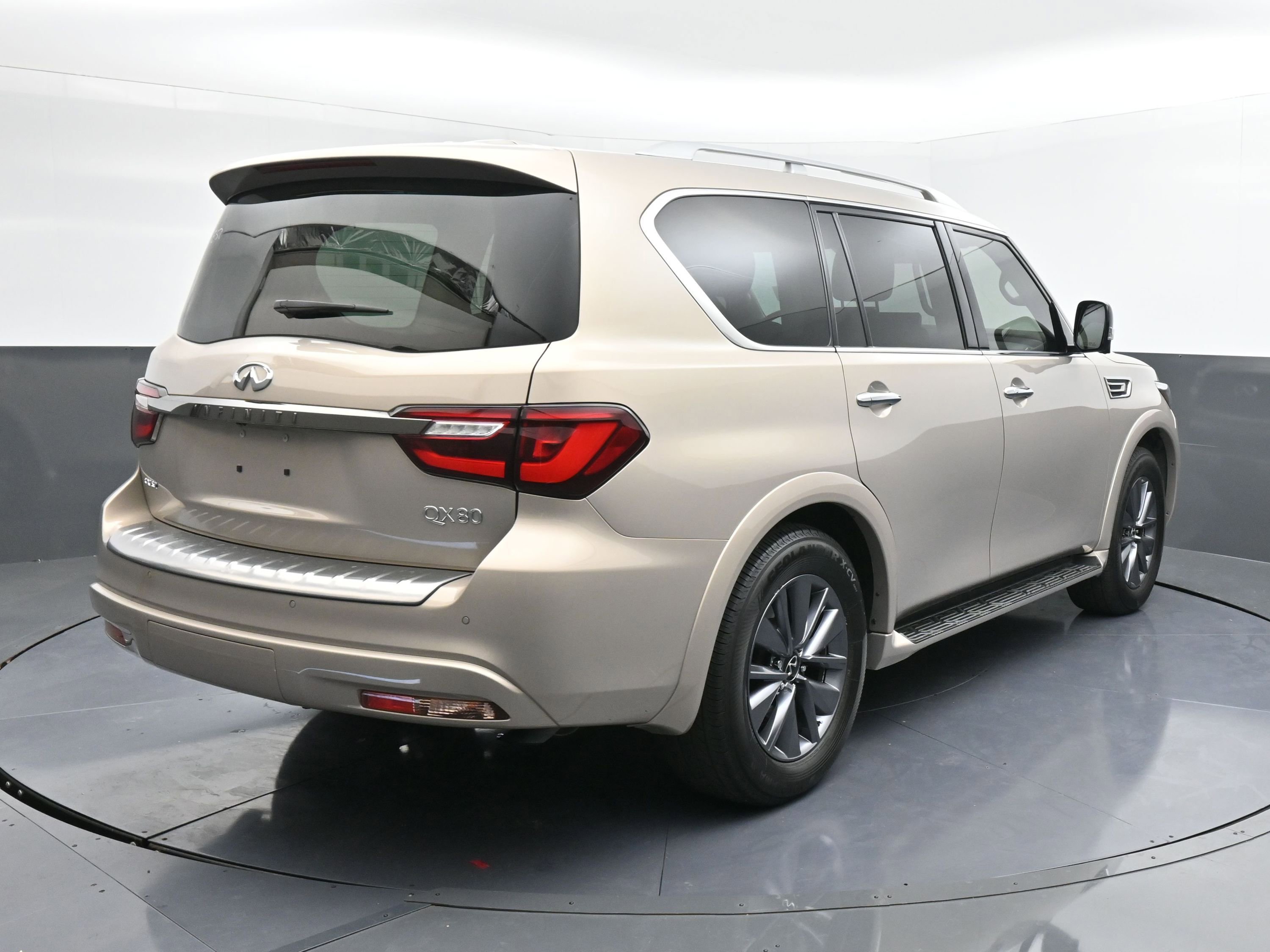 Used 2023 INFINITI QX80 Premium Select w/ All-Season Package image 8