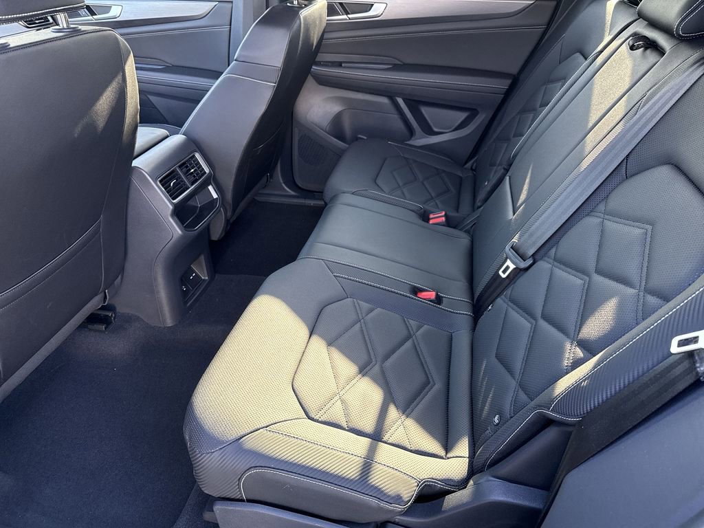 Used 2025 Volkswagen Atlas Cross Sport SE w/ Black Wheel Package image 26