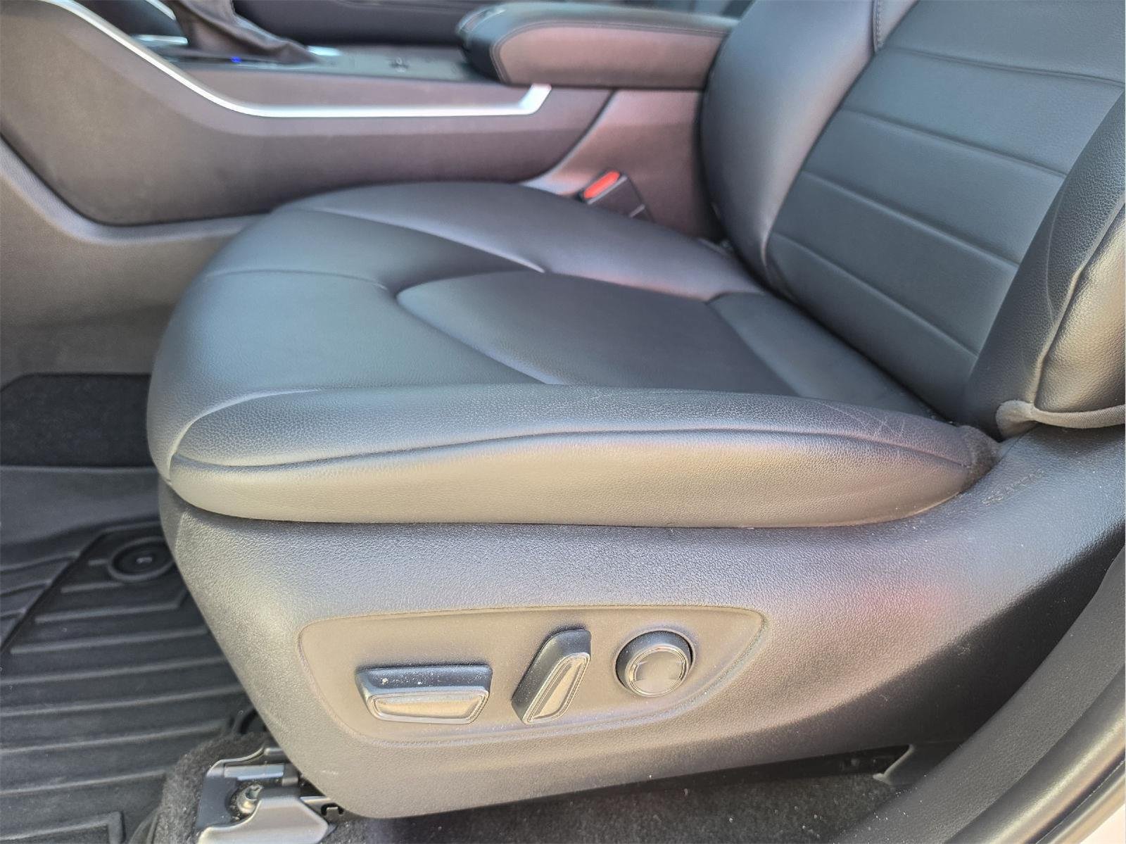 Used 2023 Toyota Highlander XLE FWD image 14