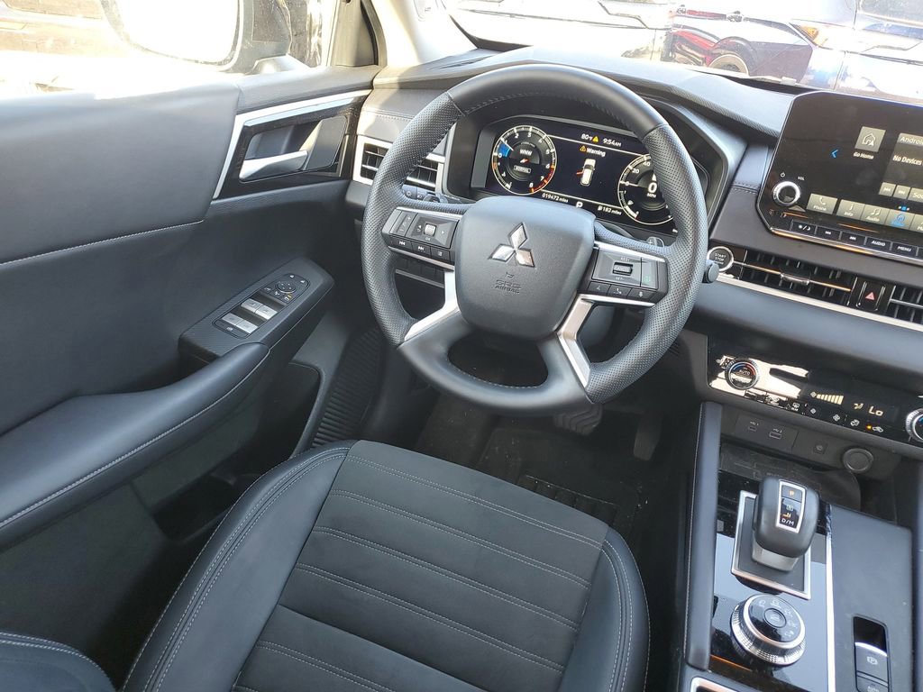 Used 2024 Mitsubishi Outlander SE Black Edition image 9