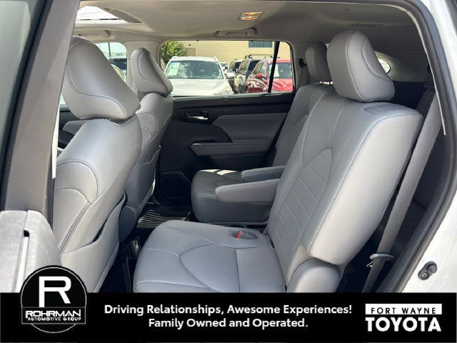 Used 2021 Toyota Highlander XLE FWD image 9