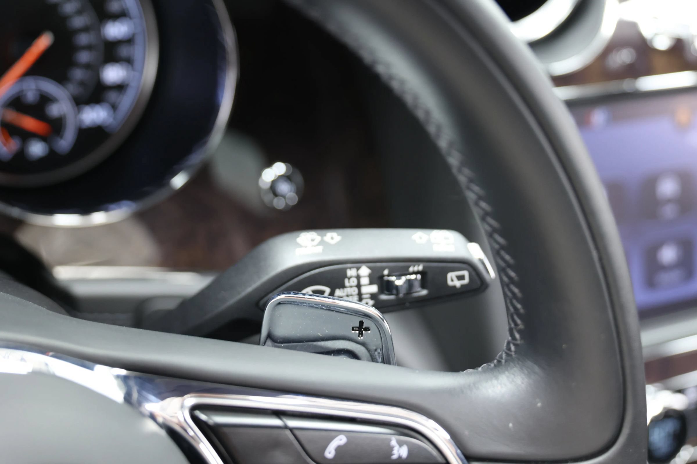 Used 2020 Bentley Bentayga Plug-In Hybrid AWD/4WD image 32