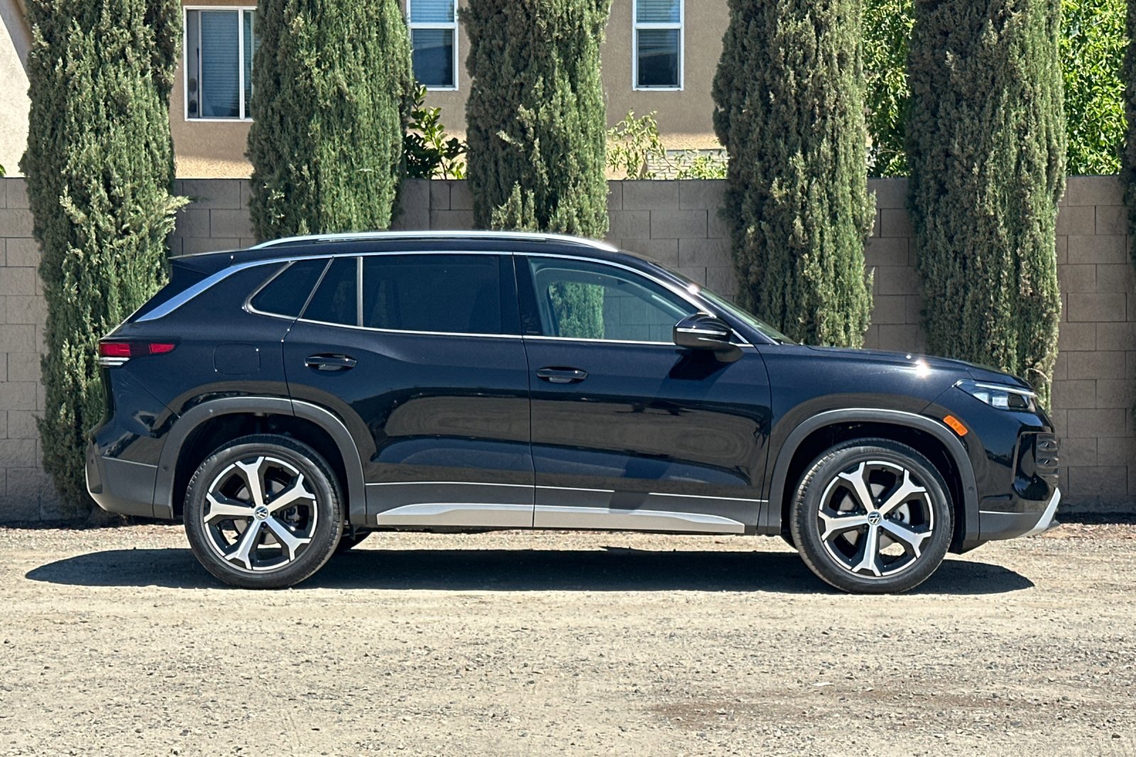 New 2025 Volkswagen Tiguan SE image 3