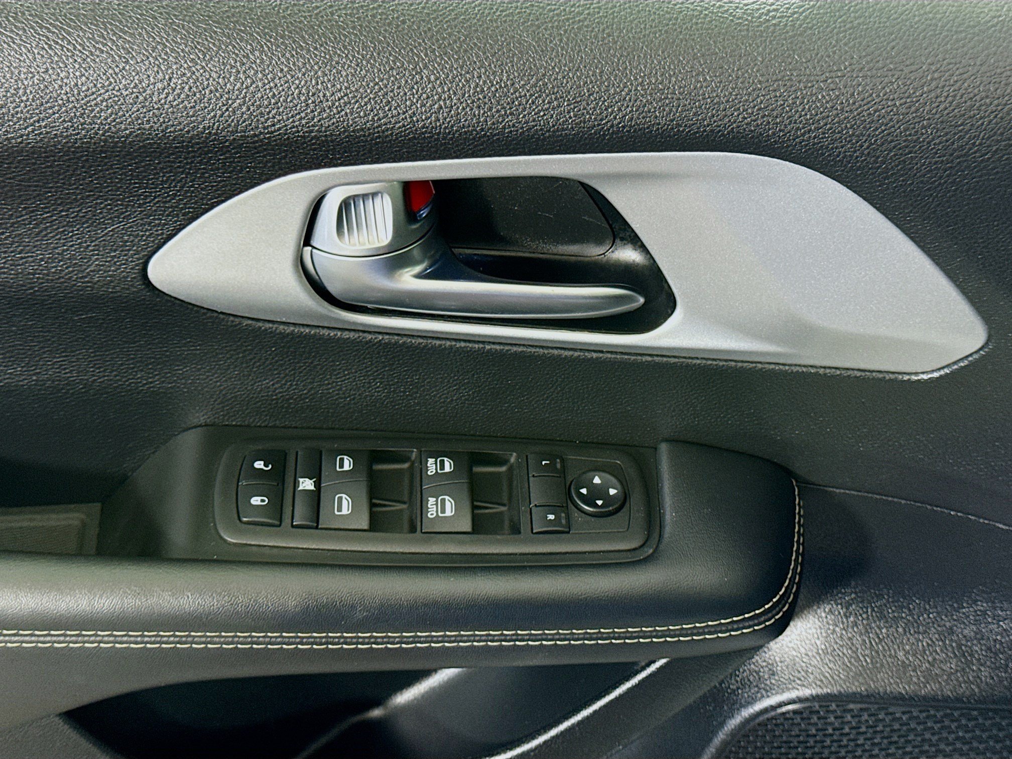 Used 2023 Chrysler Pacifica Touring FWD image 24