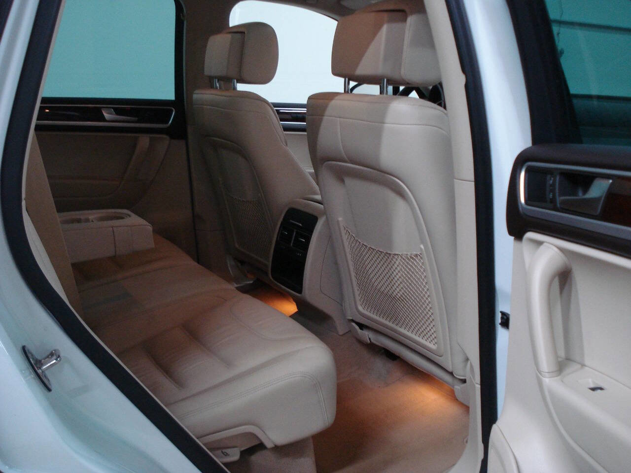 Used 2013 Volkswagen Touareg Sport image 37