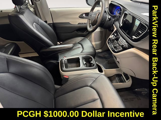 Used 2024 Chrysler Pacifica Touring-L image 4